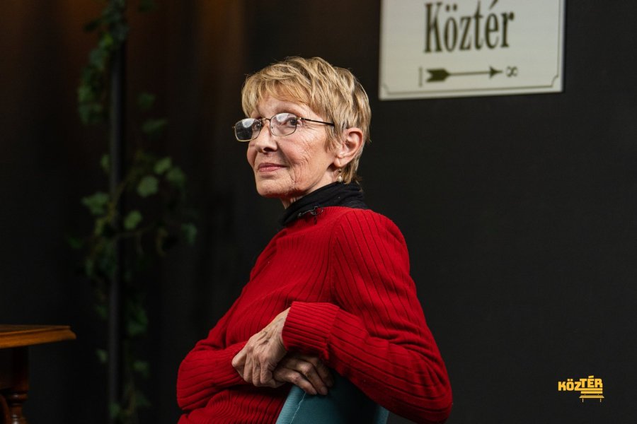 A szülők helyett “emotikonok” dicsérik a gyereket - KözBeszéd / F. Földi Rita
